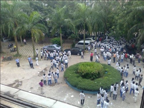 数百学生为保校BOBVIP体育“围攻”教育局 市长表态后散去